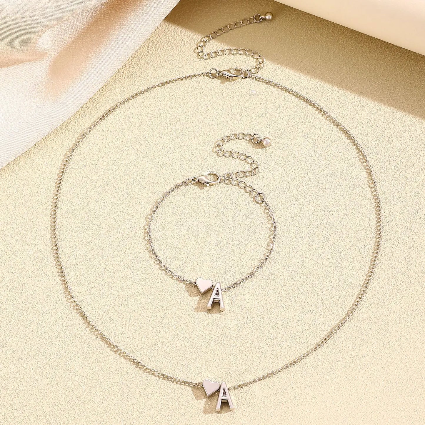 Collana Choker con Iniziale A–Z e Cuore – Dainty per Lei (Oro/Argento)