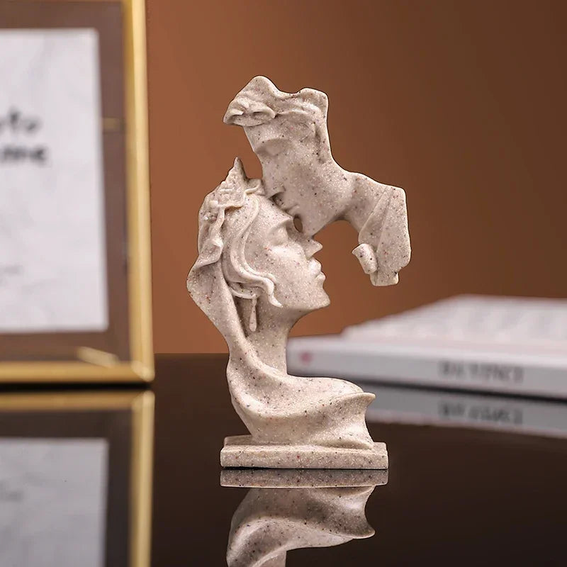 Statua Romantica in Resina | Coppia che si Bacia | Decorazione Casa & Regalo Anniversario