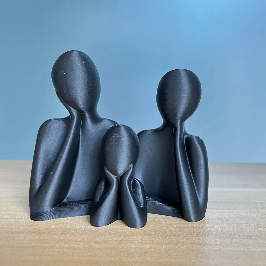 Statua Famiglia Sposi a Tre Persone – Decorazione Elegante per Casa e Anniversari