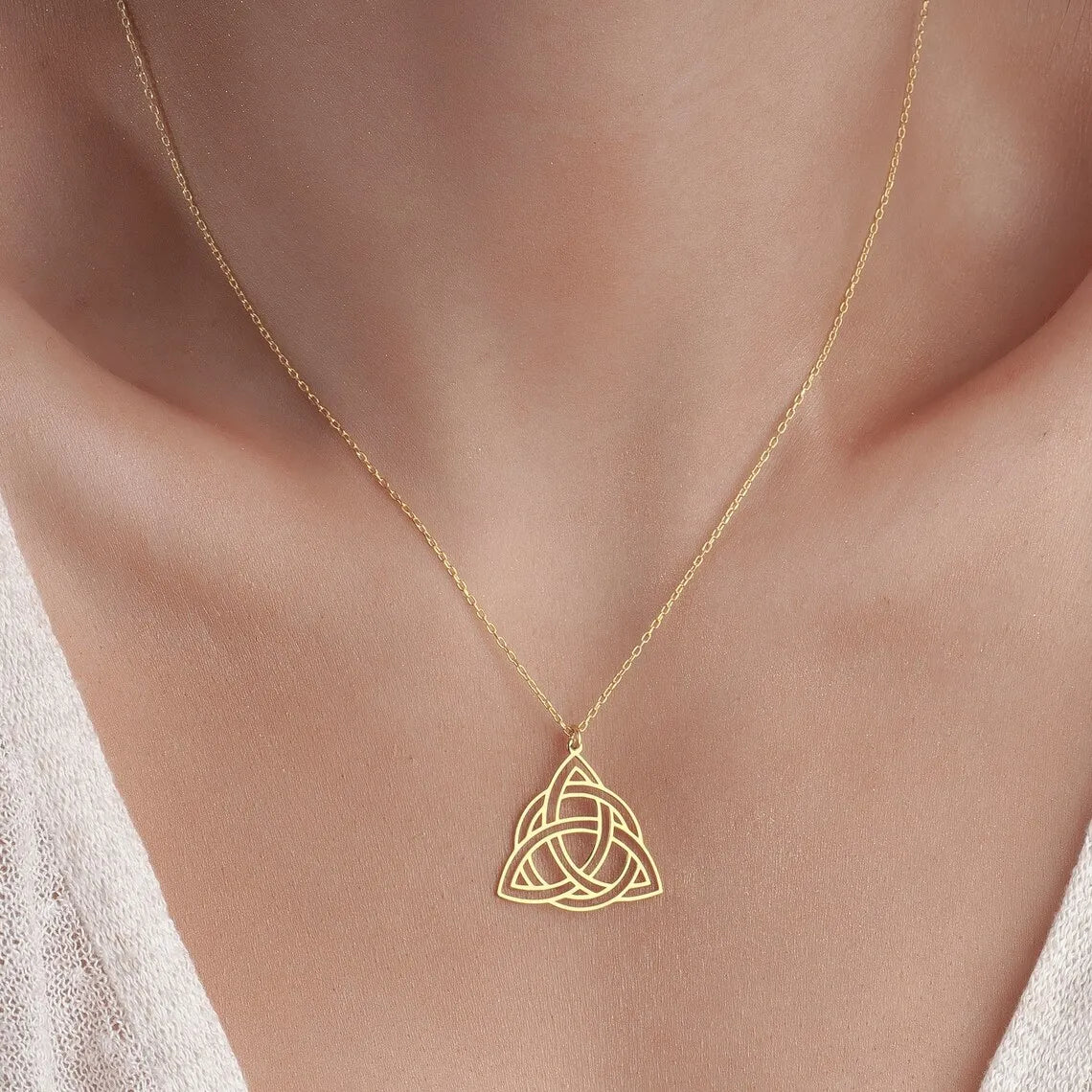 Amuleto Triquetra Celtica • Collana Viking Acciaio Gold Unisex | LoveDrop™ Italia