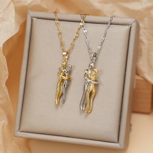 Collana Coppia Abbraccio • Hugging Pendant in Acciaio • Unisex | LoveDrop™ Italia
