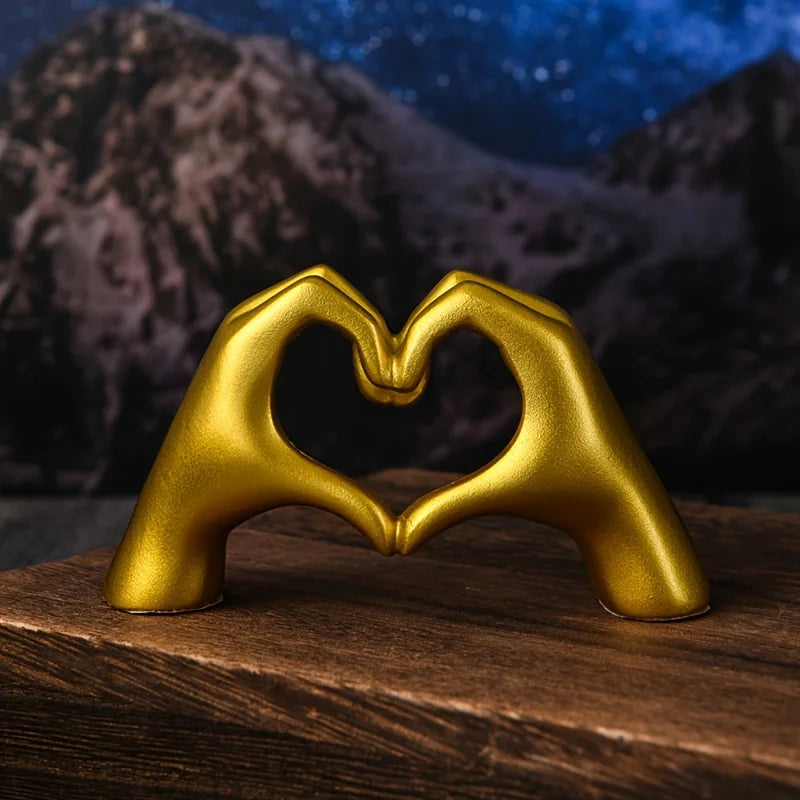 Scultura Mano Cuore in Oro – Decorazione Elegante per Casa & Camera da Letto