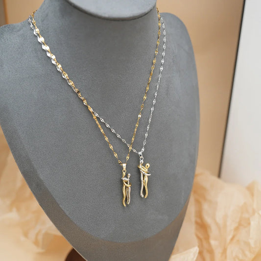 Collana Coppia Abbraccio • Hugging Pendant in Acciaio • Unisex | LoveDrop™ Italia - LoveDrop