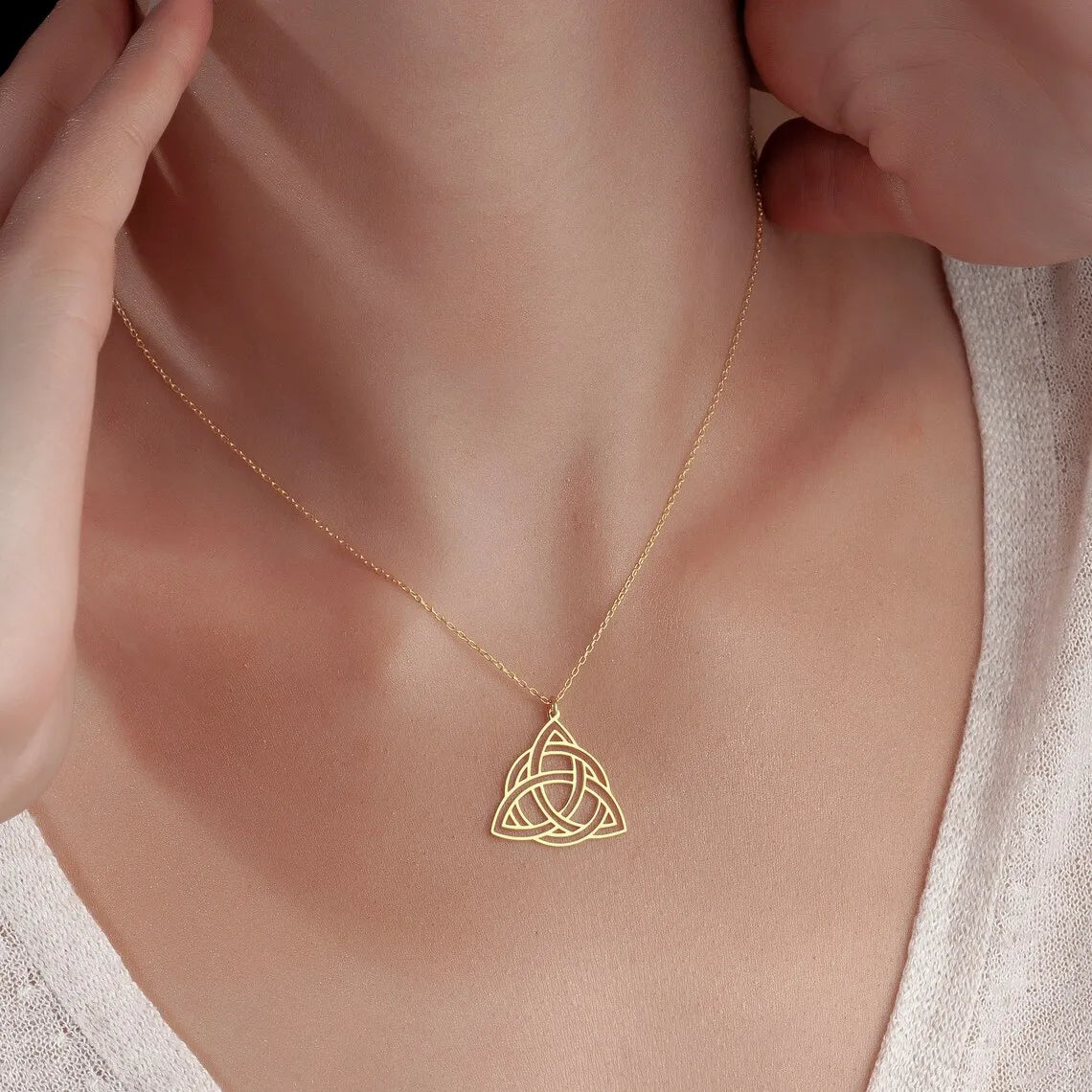 Amuleto Triquetra Celtica • Collana Viking Acciaio Gold Unisex | LoveDrop™ Italia