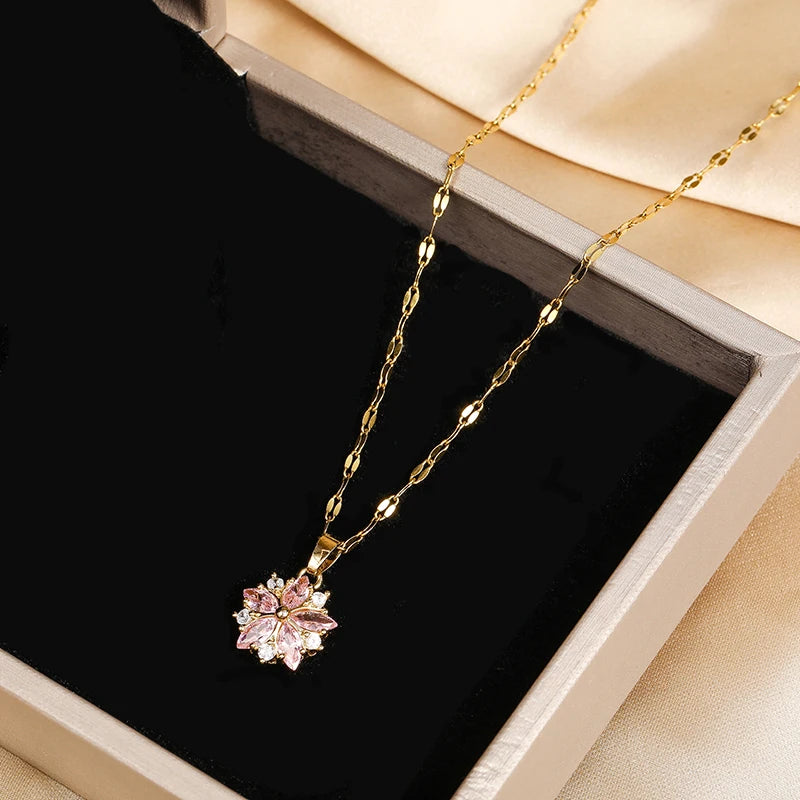 Collana Sakura Rosa Romantica in Acciaio – Ciondolo Fiore di Ciliegio Elegante