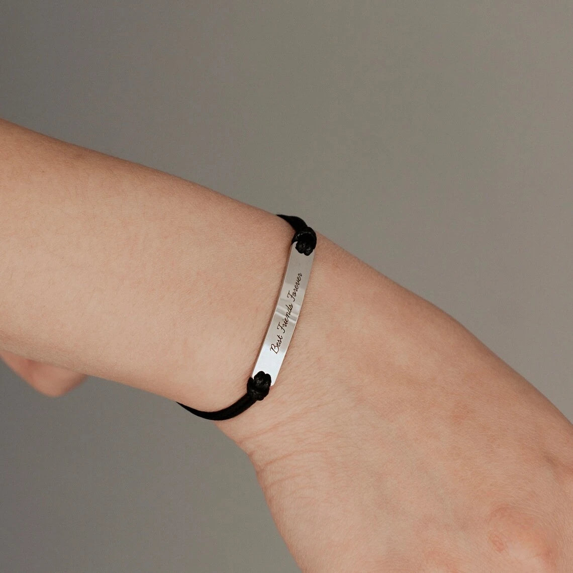 Bracciale Personalizzato in Acciaio – Testo Inciso su Barra