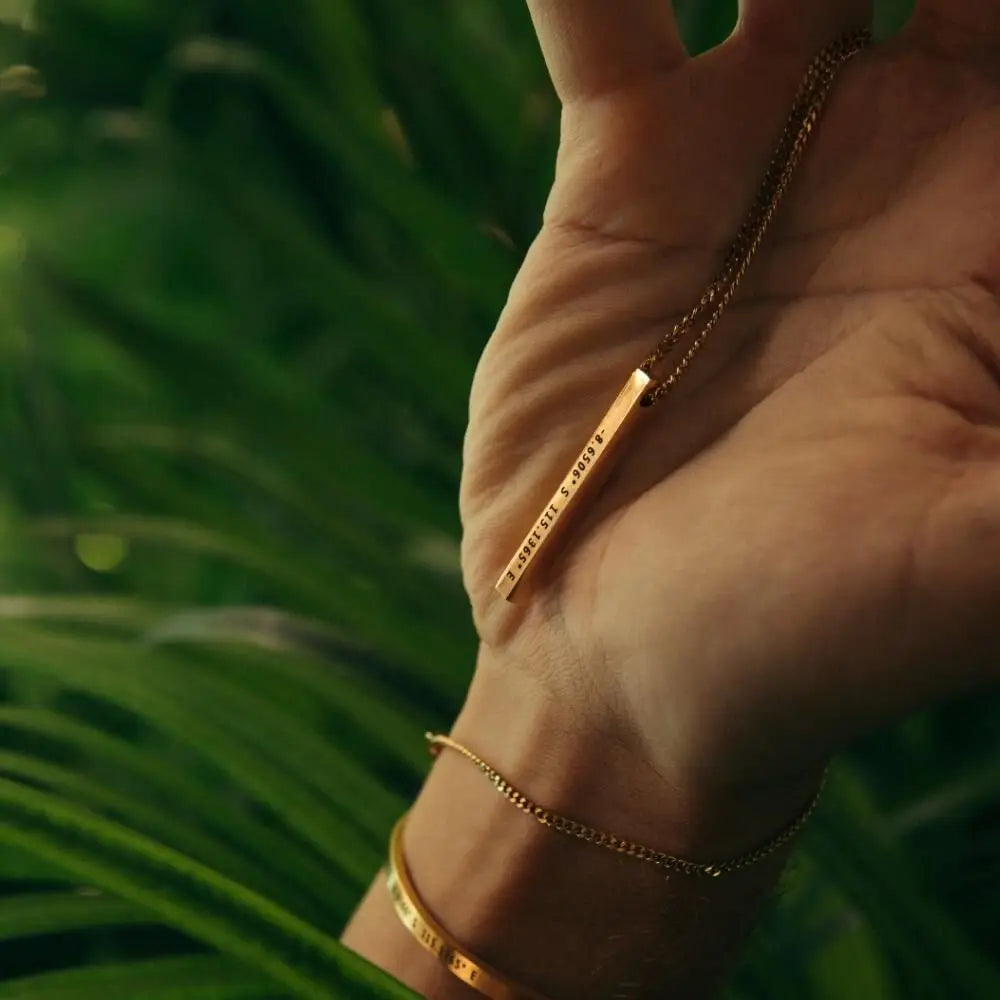 Collana Barra Personalizzata • Nome / Data / Coordinate Incise • Acciaio Inossidabile Unisex | LoveDrop™ Italia