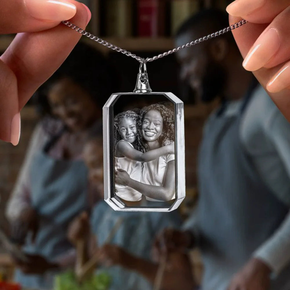 Collana Cristallo 2D Personalizzata • Incisione Laser Ritratto • Gioiello Memorabile Premium | LoveDrop™ Italia
