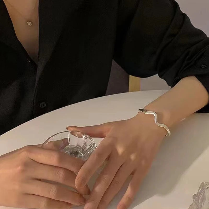 Bracciale Minimalista Regolabile – Onda Creativa Handmade