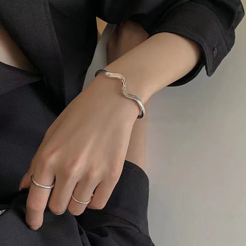 Bracciale Minimalista Regolabile – Onda Creativa Handmade