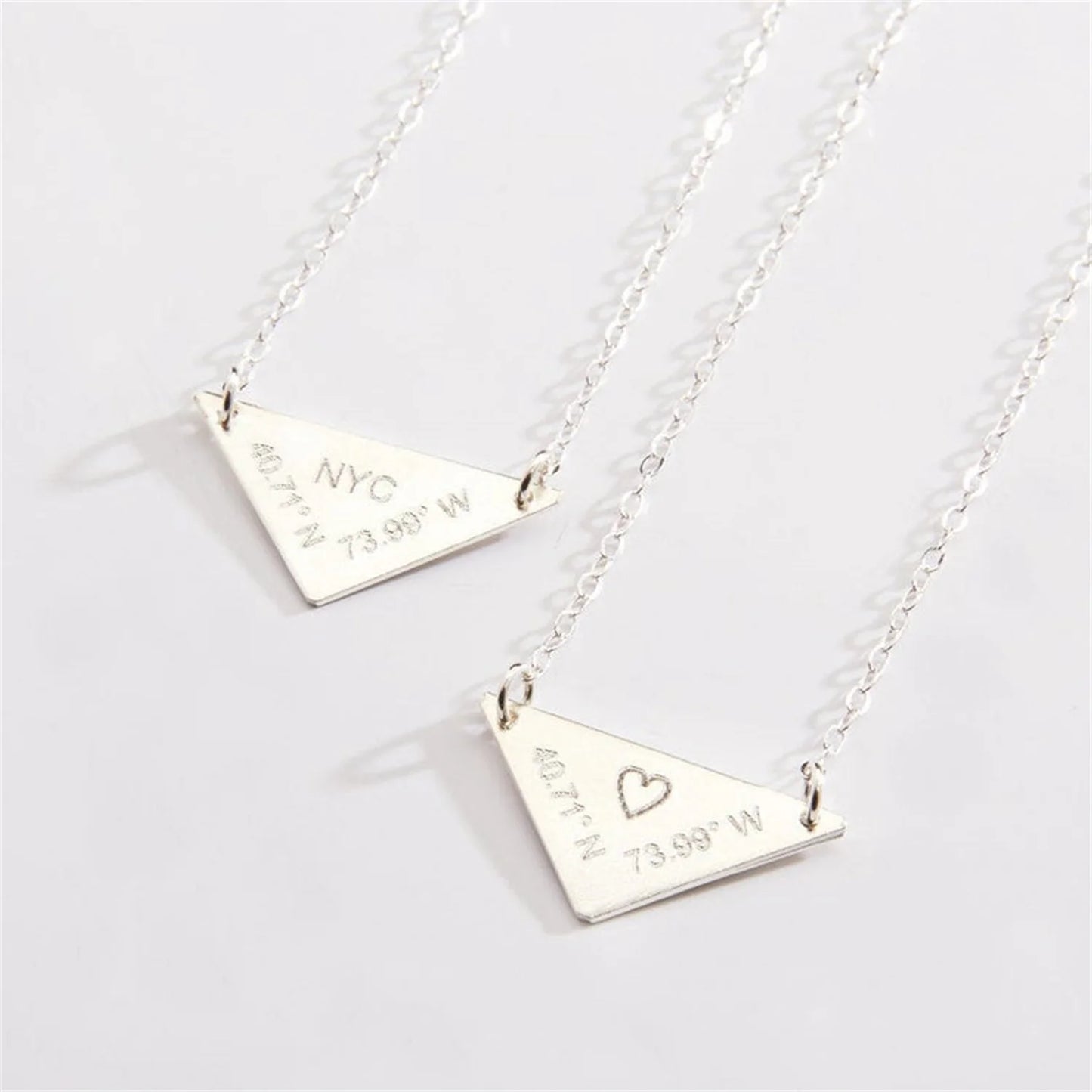 Collana Coordinate GPS Personalizzata • Triangolo Geometrico • Incisione Luogo Speciale | LoveDrop™ Italia