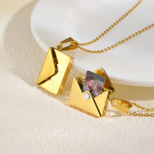 Collana Personalizzata con Foto – Ciondolo Busta d’Amore | Regalo Unico