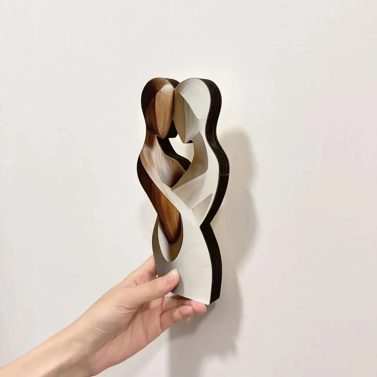 Statua in Legno Elegante “Coppia Intagliata” – Decorazione Moderna per Casa & Camera da Letto