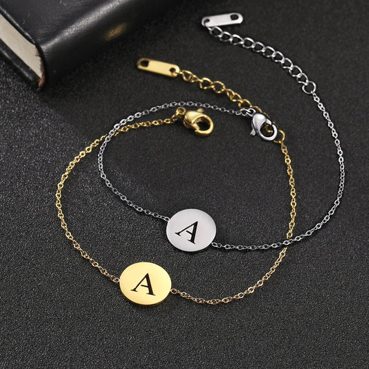 Bracciale Unisex Iniziale A–Z con Medaglia Tonda Hollow – Trend (Acciaio)