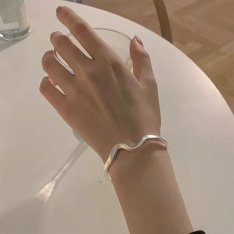 Bracciale Minimalista Regolabile – Onda Creativa Handmade