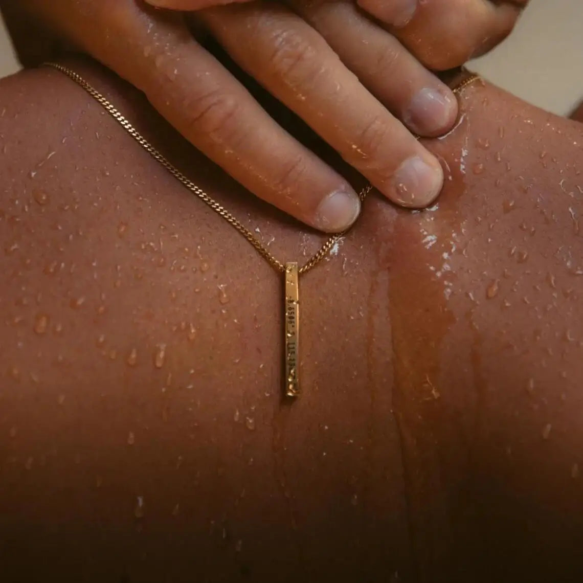 Collana Barra Personalizzata • Nome / Data / Coordinate Incise • Acciaio Inossidabile Unisex | LoveDrop™ Italia