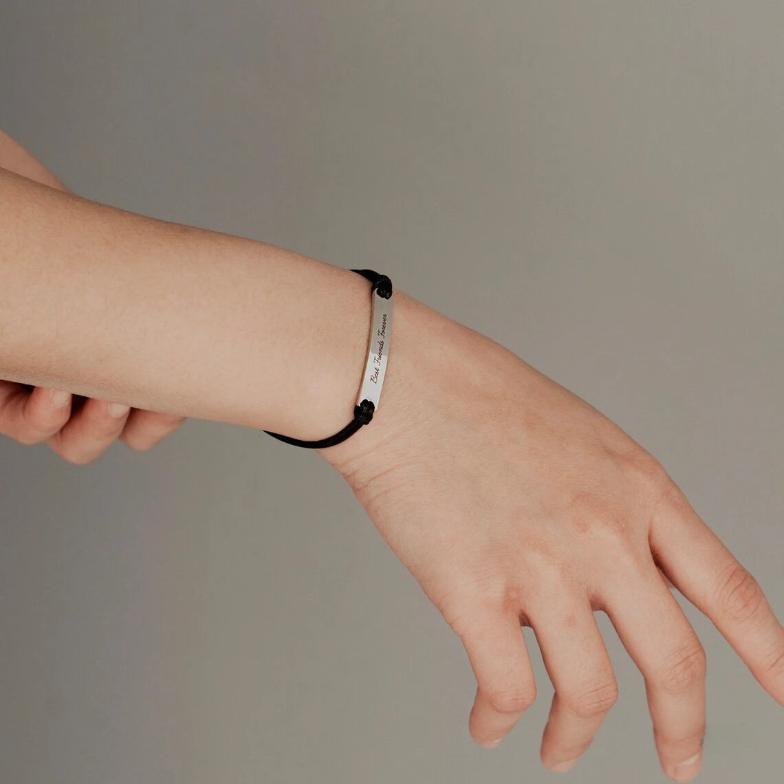 Bracciale Personalizzato in Acciaio – Testo Inciso su Barra