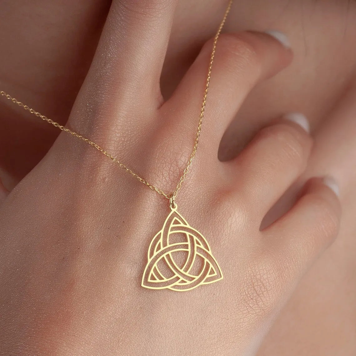 Amuleto Triquetra Celtica • Collana Viking Acciaio Gold Unisex | LoveDrop™ Italia