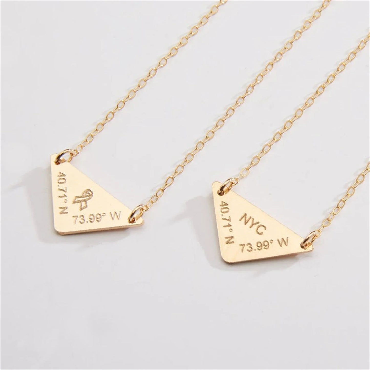 Collana Coordinate GPS Personalizzata • Triangolo Geometrico • Incisione Luogo Speciale | LoveDrop™ Italia